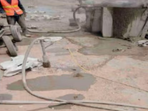 巴彦淖尔水泥混凝土路面板底注浆技术 路面脱空注浆整治方案